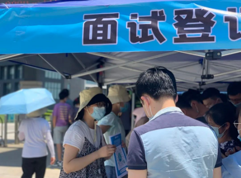 疫情防控不松懈 就业招工不停歇